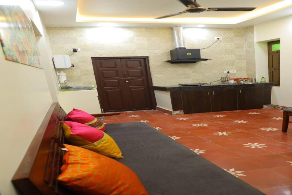 Heritage Home With 2 Bed/2 Bath With Kitchen In A Residential Neighborhood. Maduráj Kültér fotó