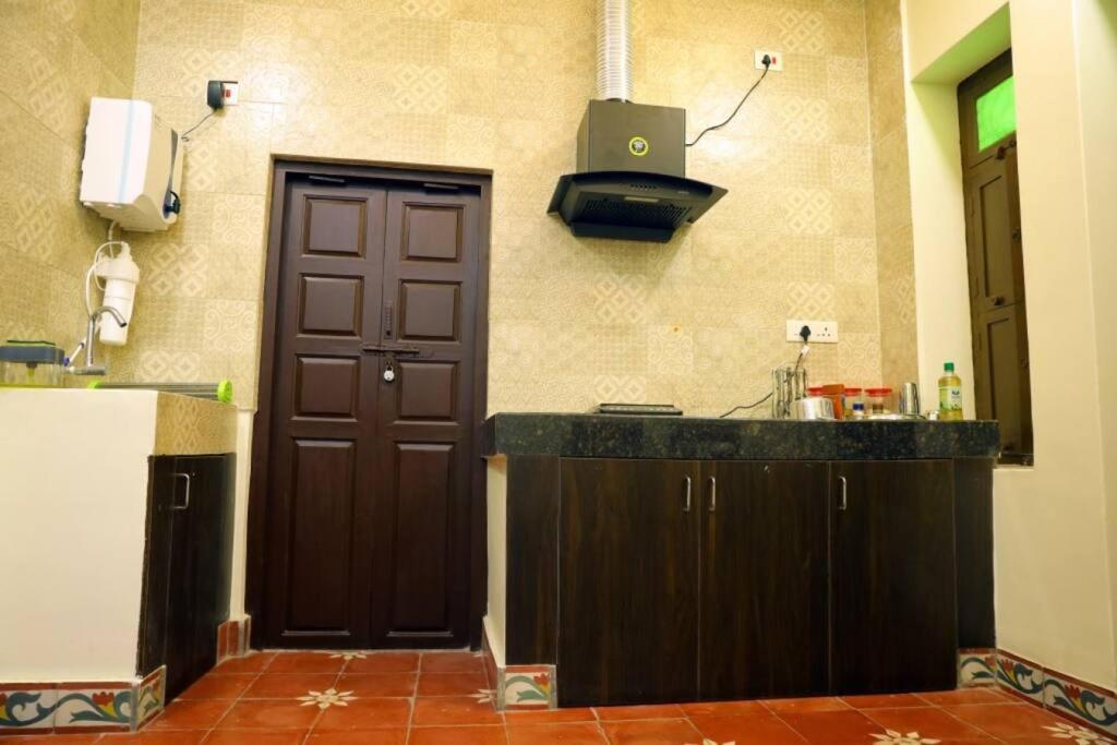 Heritage Home With 2 Bed/2 Bath With Kitchen In A Residential Neighborhood. Maduráj Kültér fotó